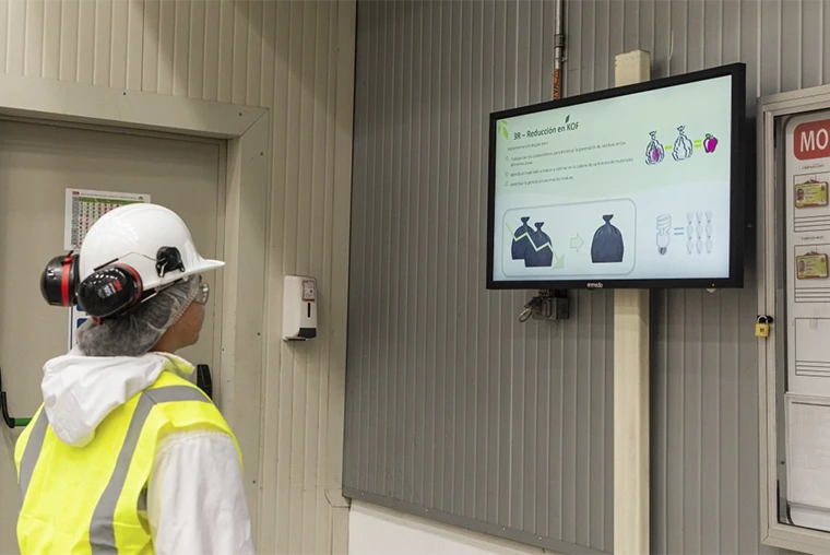 Trabajador viendo un aviso 